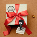 Carimbo De Borracha Vintage Name Retro Christmas Wreath Liniar<br><div class="desc">Este clássico selo de borracha tem um nome e data personalizáveis,  enfeitado com um design de safra que mostra uma coroa de natal em um estilo de gravação linear. Ideal para o correio de férias,  isso adiciona um toque de nostalgia e charme à sua correspondência festiva.</div>