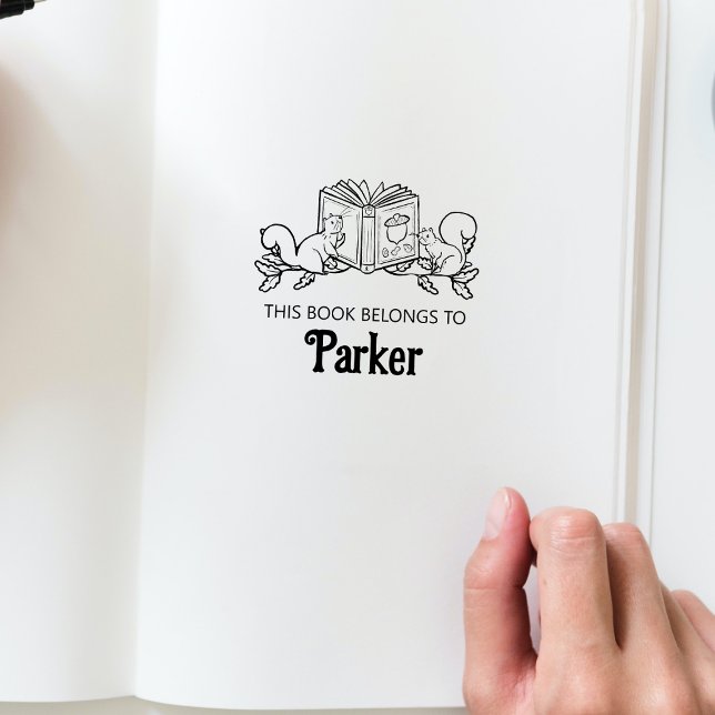 Carimbo De Borracha Woodland Storybook Squirrels Baby Book Stamp (This book belongs to personalized bookplate stamp in the Woodland Storybook Baby Shower Collection.)