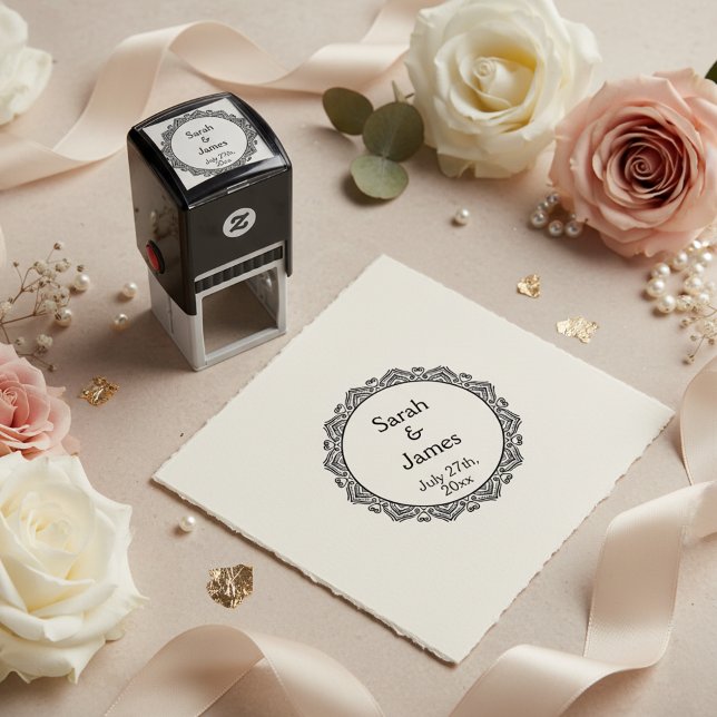 Carimbo de Casamento Redondo com Quadro Ornamental (Custom newlyweds names and wedding date pre inked round stamp.)