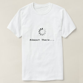 Carregando... Quase Lá | Camiseta de Pixel Art