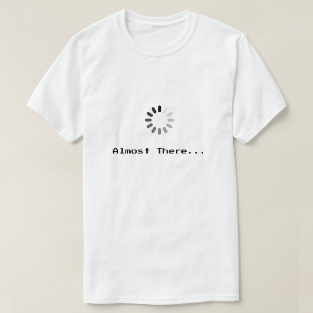 Carregando... Quase Lá | Camiseta de Pixel Art (Frente do Design)