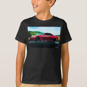 Carro desportivo da década de 2000 sobre a t-shirt