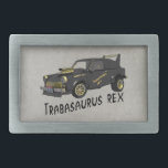 Carro Trabant Alemão-Leste Personalizado<br><div class="desc">Imagem de um automóvel Trabant alemão oriental personalizado, preto e dourado, gerada por computador. O apelido do carro personalizado, Trabasaurus rex, com uma fonte apropriada, aparece tanto na porta do veículo como abaixo da imagem. O veículo tem uma placa de matrícula Idaho que lê "TRABI REX", como foi personalizado por...</div>