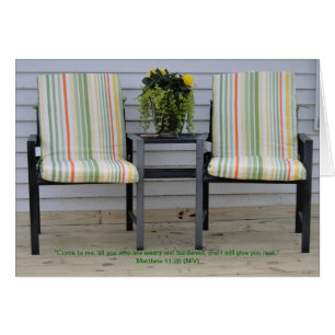 Cartão 11:28 de Matthew, cadeiras do pátio