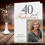 Cartão 40 e Fabulosa Foto de Aniversário Moderno Elegante<br><div class="desc">40 e Fabuloso Cartão de Saudação de Foto Feliz Aniversário Moderno e Elegante. O design tem uma tipografia moderna 40 e um texto de aniversário Fabuloso, Feliz e o nome em cores pretas e ouros - personalize o cartão. Insira sua foto no modelo e faça seu próprio cartão especial de...</div>