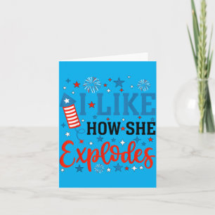 Cartão 4 de Julho Como Ela Explode Casal Combinando Ele
