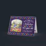 Cartão 50º aniversário Os mais fabulosos jogos roxeiam su<br><div class="desc">Celebre o aniversário marco de seu quinquagenário favorito com este presente divertido lembrando como eles são fabulosos. As letras brancas e cinzas estão em fundo ultravioleta ou roxo, com o quadro correspondente para sua foto quadrada favorita. As joias coloridas cortadas em tons de arco-íris servem de sotaque. Personalizar com fotografia,...</div>