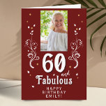 Cartão 60 e Fabulosa Foliage Red 60. Foto de aniversário<br><div class="desc">60 e Fabuloso Cartão com fotos de aniversário de 60 anos. 60 e texto fabuloso em um roteiro branco com nome e folhagem branca em um fundo vermelho escuro. Personalize com sua foto,  seu nome e a idade. Adicione o dentro de texto à placa ou apague-a.</div>