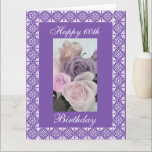 Cartão 60th rosas do aniversário (idade da mudança)<br><div class="desc">Cartão do aniversário com quadro do laço e foto dos rosas no roxo/fundo da lavanda. Personalize sua mensagem! Os cumples postais de do EL de una foto de rosa para do engodo dos ingles do en de Tarjeta alguien especial. Personalize o mensaje da SU! (do escrito replazar do texto do...</div>