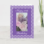 Cartão 60th rosas do aniversário (idade da mudança)<br><div class="desc">Cartão do aniversário com quadro do laço e foto dos rosas no roxo/fundo da lavanda. Personalize sua mensagem! Os cumples postais de do EL de una foto de rosa para do engodo dos ingles do en de Tarjeta alguien especial. Personalize o mensaje da SU! (do escrito replazar do texto do...</div>