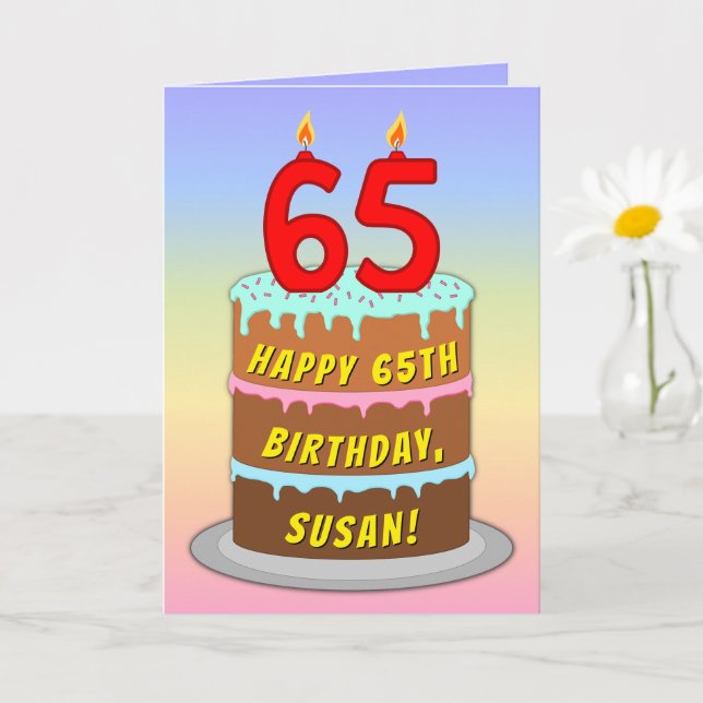 Cartão 65th Birthday — Fun Cake & Candles, w/ Custom Name (Planta pequena)