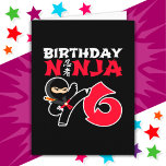 Cartão 6 anos Karate Ninja Party Kids 6 Aniversário<br><div class="desc">Esta design de aniversário Ninja 6 faz um presente perfeito para um presente de festa de aniversário ninja de 6 anos. Apresenta símbolo japonês para Ninjutsu com cartoon ninja karate chuta o aniversariante ou a garota vai amar! Este design de aniversário ninja para meninos e meninas é um ajustado perfeito...</div>