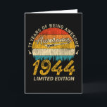 Cartão 77 anos Bday 1944 Impressionante desde o 77º anive<br><div class="desc">Design de aniversário Para qualquer um que seja o horóscopo,  diga difícil e entubado,  mas vale totalmente a pena.Vista com orgulho no trabalho,  academia perfeita para combinar com shorts,  leggings ou jeans para uma aparência casual,  mas tendenciosa</div>