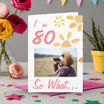 Cartão 80 Então, Que 80 De Aniversário Engraçado Foto Flo<br><div class="desc">80 Então, Que Cartão com fotos De Aniversário De 80 Engraçado. Flores de aquarela simples e um modelo de foto - adicione sua foto. Você pode mudar o número da idade. O cartão vem com uma citação engraçada e inspiradora Eu tenho 80 E o Que, e é perfeito para uma...</div>