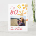 Cartão 80 Então, Que 80 De Aniversário Engraçado Foto Flo<br><div class="desc">80 Então, Que Cartão com fotos De Aniversário De 80 Engraçado. Flores de aquarela simples e um modelo de foto - adicione sua foto. Você pode mudar o número da idade. O cartão vem com uma citação engraçada e inspiradora Eu tenho 80 E o Que, e é perfeito para uma...</div>