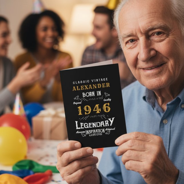 Cartão 80 Personalizado Aniversário Para Homens Ou Pais (80th birthday 1946 greeting card held by a man. Blurred background)