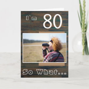 Cartão 80 so What Rustic Wood Funny 80th Birthday Photo