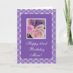 Cartão 82nd rosas do aniversário (idade da mudança)<br><div class="desc">Cartão do aniversário com quadro do laço e foto dos rosas no roxo/fundo da lavanda. Personalize sua mensagem! Mama postal do EL cumples de una de una foto de rosa para do engodo dos ingles do en de Tarjeta. Personalize o mensaje da SU! (do escrito replazar do texto do EL...</div>