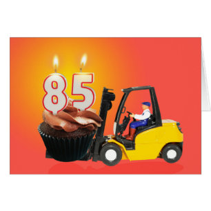 Cartão 85.º aniversário com Cupcake, velas e empilhadeira