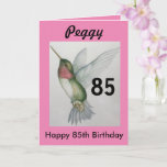 Cartão 85.º aniversário Doce Bonito Hummingbird<br><div class="desc">Celebre seu 85º aniversário com um elegante design de beija-flor num cartão de saudação encantador. Criada da minha pintura original de aquarela, a linda imagem de pássaros vai iluminar o aniversário para observadores de pássaros e amantes da natureza. A mulher especial em sua vida vai amar as cores pastéis de...</div>