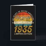 Cartão 86 anos Bday 1935 Incrível Desde 86. Aniversário<br><div class="desc">Design de aniversário Para qualquer um que seja o horóscopo,  diga difícil e entubado,  mas vale totalmente a pena.Vista com orgulho no trabalho,  academia perfeita para combinar com shorts,  leggings ou jeans para uma aparência casual,  mas tendenciosa</div>