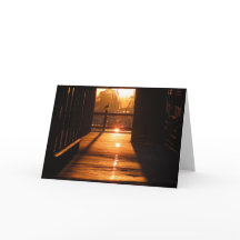 A bela via iluminada por sol em Monterey Wharf