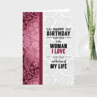 Cartão A mulher que você ama o aniversário em rosa e bran
