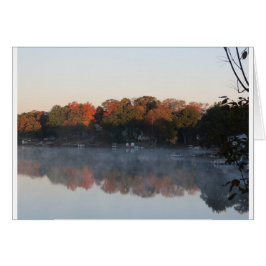 Cartão A névoa no lago como a queda estabelece-se no lago