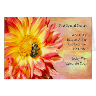 Cartão A uma enfermeira especial Dahlia vermelha e amarel