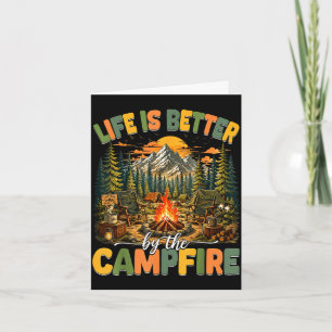 Cartão A vida é melhor junto à fogueira de acampamento en