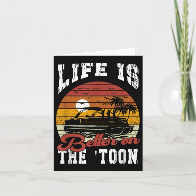Cartão A Vida é Melhor No Toon Pontoon Boat Captain Bo (Frente)