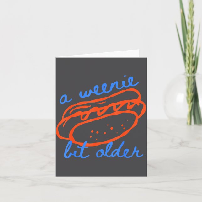 Cartão A Weenie Bit Older Funny Hotdog Pun Birthday Desig (Frente)