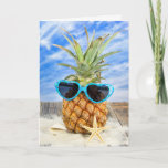Cartão abacaxi que veste óculos de sol do coração<br><div class="desc">abacaxi na areia com óculos de sol e estrela do mar do coração</div>