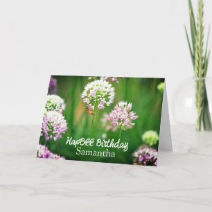 Cartão Abelha com Flores do Jardim de Alho Roxo Aniversár