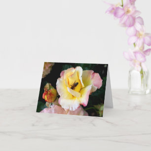 Cartão Abelha nas flores amarelas cor-de-rosa