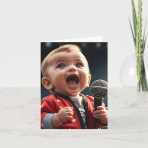 Cartão Adorável Toddler Cantando com Entusiasmo em Branco