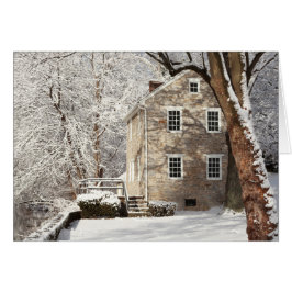 Cartão Ainda casa com árvores nevado