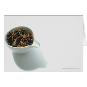 Cartão Ainda vida das especiarias em uma bacia branca