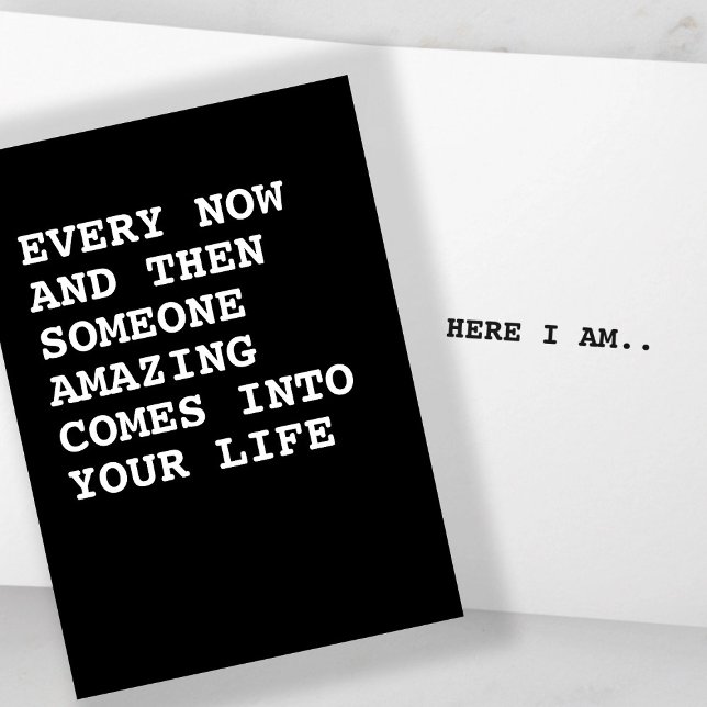 Cartão Alguém incrível entra em sua vida (Someone amazing comes into your life, here I am humor card by Ricaso. A witty, funny card for anyone)