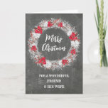 Cartão Amigo do Quadro Chalkboard e Sua Esposa Feliz Nata<br><div class="desc">Feliz Natal para o amigo e sua esposa...  com o padrão rústico do quadro-negro do país e coroa de neve com poinsettias.</div>