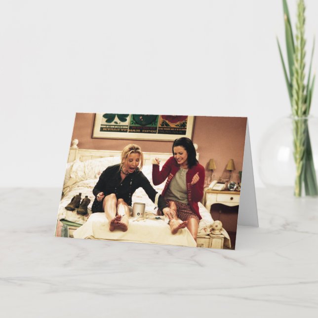 Cartão AMIGOS™ | Pernas de cera de Phoebe e Monica (Frente)