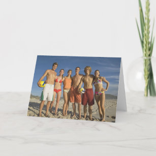 Cartão Amigos que levantam na praia com voleibol