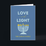 Cartão "Amor e Luz" Menorah personalizou Chanucá<br><div class="desc">Envie desejos calorosos para o Festival das Luzes com este elegante cartão de Chanucá "Amor e Luz". Apresentando um design de menorah brilhante, um fundo azul sereno e um texto familiar personalizável, este cartão dobrado é perfeito para compartilhar mensagens sentidas com os entes queridos. Quer estejamos a celebrar as oito...</div>
