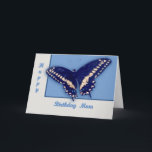 Cartão Andorinha preta Longtail<br><div class="desc">A borboleta do longtail da andorinha do preto da mamã do feliz aniversario personaliza adicionando a cópia
O saco de harmonização 1497464686663322342 dos presentes   agride 1685265823038398722   os calçados 167585958417643671   da camisa 235621189767196740</div>