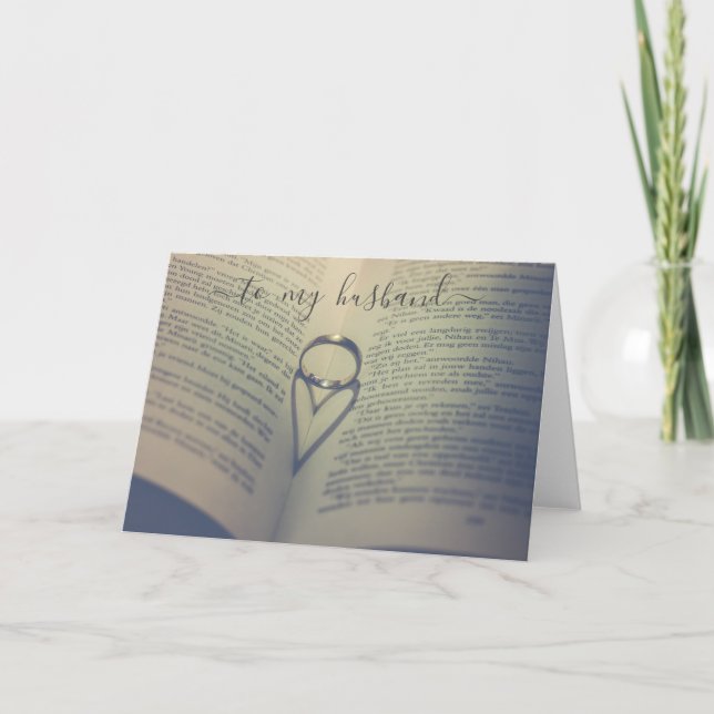 Cartão Anel de casamento em livro aberto no aniversário o (Frente)