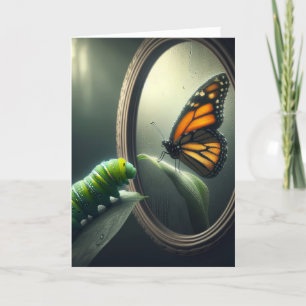 Cartão Aniversário da lagarta verde a olhar para uma borb