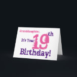 Cartão Aniversário da neta o 19o no roxo, cor-de-rosa<br><div class="desc">Um fundo branco que caracteriza o texto roxo e cor-de-rosa,  neste divertimento,  cumprimento do aniversário para uma neta. Meus cumprimentos engraçados da mente.</div>