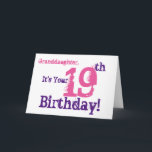 Cartão Aniversário da neta o 19o no roxo, cor-de-rosa<br><div class="desc">Um fundo branco que caracteriza o texto roxo e cor-de-rosa,  neste divertimento,  cumprimento do aniversário para uma neta. Meus cumprimentos engraçados da mente.</div>
