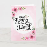 Cartão Aniversário de Nonna - o melhor Nonna no mundo<br><div class="desc">Deseje a seu Nonna o feliz aniversario com este design original da tipografia do roteiro da escova que caracteriza a mensagem, "ao melhor Nonna no mundo." O design é acentuado com as flores cor-de-rosa bonitas da aguarela no fundo cor-de-rosa borrado. Dentro de tem este texto do placeholder mas pode ser...</div>