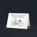 CARTÃO ANIVERSÁRIO DE RAKKASAN BIKE A GANHAR<br><div class="desc">Este é um cartão muito LEGAL para a pessoa na sua vida que gosta de uma "boa viagem de bicicleta!" Divirta-se com este cartão e quem o receber certamente sorrirá!</div>